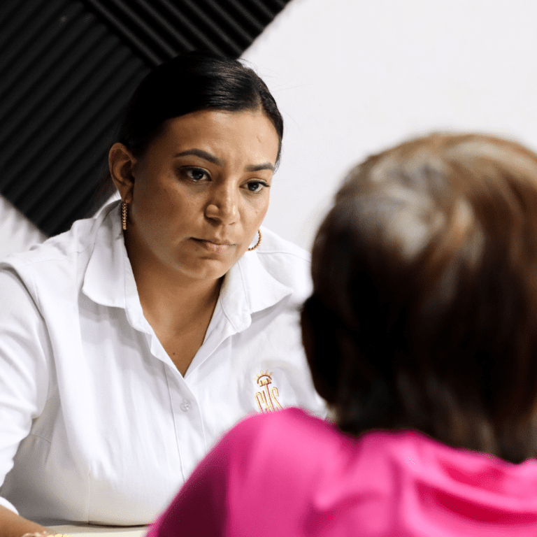 ¿Cómo heredar en Colombia si estoy viviendo en Estados Unidos o en el exterior?